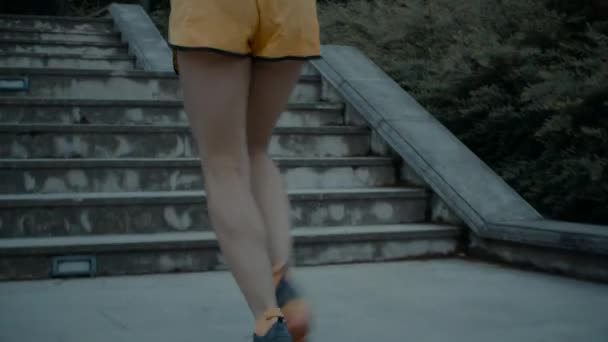 Mladá dívka je lezení schody během ranní běh. — Stock video