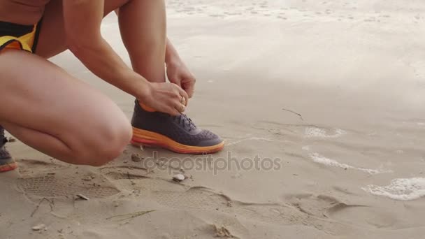 Menina é rendas seus sapatos de corrida durante a corrida da manhã — Vídeo de Stock