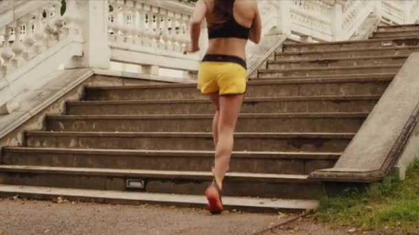 Jeune fille monte des escaliers pendant la course du matin . — Video
