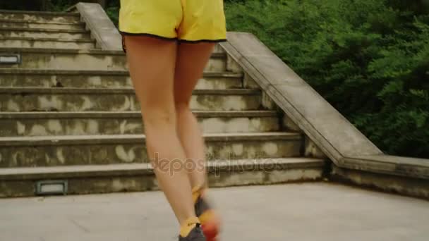 Closeup Shot of Young Girl está subindo escadas durante a corrida da manhã . — Vídeo de Stock