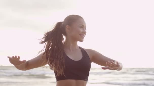 Meisje is doen Stretching op ochtend in strand — Stockvideo