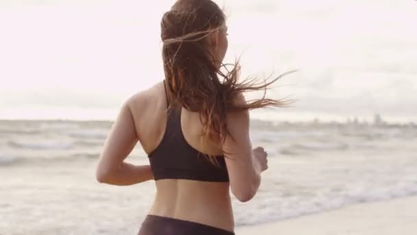Çalışan kız Beach günbatımı zaman geri aşağıdaki Shot — Stok video