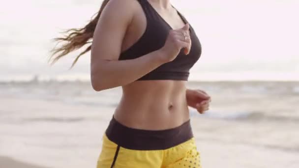 Siguiendo Shot of Running Girl en la playa al atardecer — Vídeo de stock