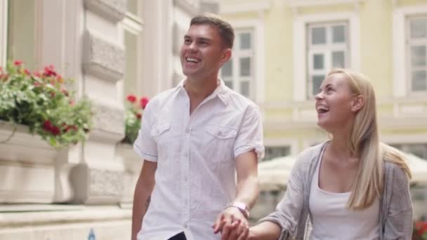 Pareja feliz camina juntos en la ciudad europea — Vídeo de stock