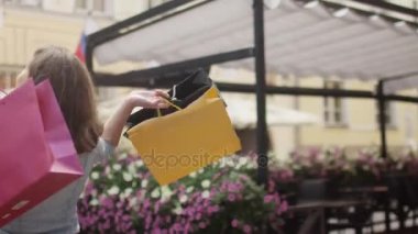 Avrupa şehir sokaklarında alışveriş torbaları ile mutlu kız