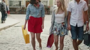 Bir grup genç insan üzerinde Avrupa şehir sokaklarında yürüyüş