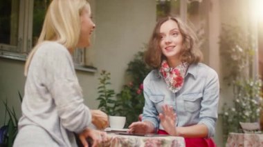 İki kız Talking açık kahve dükkanı vardır