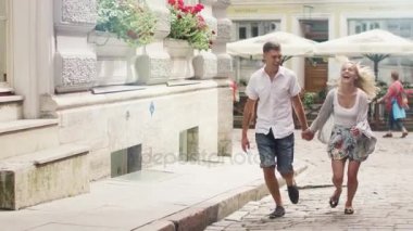 Avrupa şehir sokaklarında çalışan mutlu gülüyor Çift