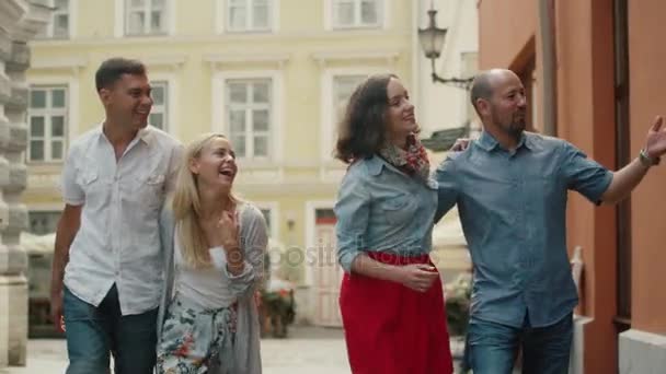 Δύο ζευγάρια είναι το περπάτημα στα σοκάκια της πόλης της Ευρωπαϊκής — Αρχείο Βίντεο