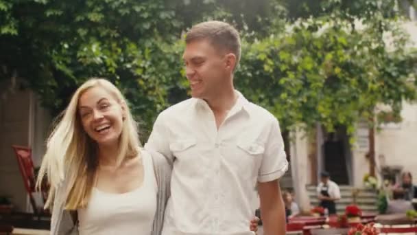 Happy νεαρό ζευγάρι είναι το περπάτημα στα σοκάκια της πόλης της Ευρωπαϊκής — Αρχείο Βίντεο
