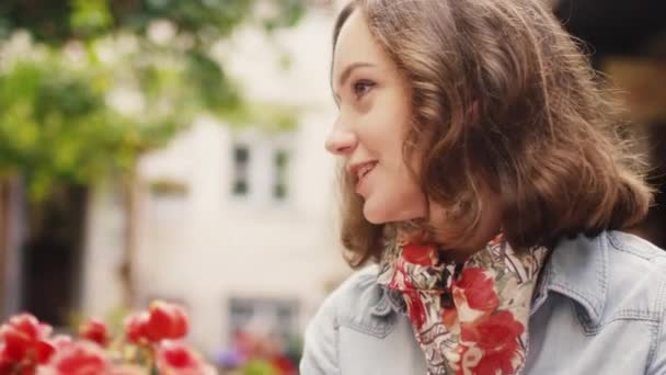 Счастливая молодежь разговаривает в кафе на открытом воздухе — стоковое видео