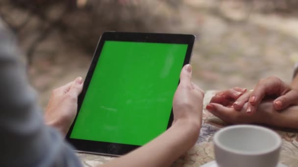 Dívka je držení tabletu v režimu portrét ve venkovní kavárně — Stock video