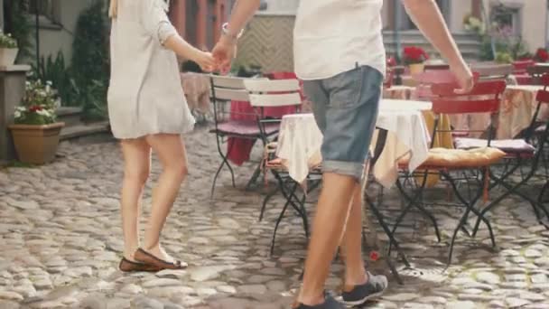 Couple arrive au café en plein air — Video