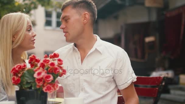 Casal feliz está sentado e falando no café ao ar livre — Vídeo de Stock