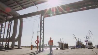 Yürüyüş kargo liman işçisi kask olduğunu