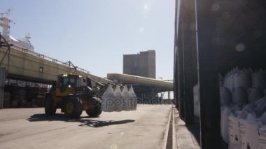 Forklift yükleyici yükleme kargo torbaları.