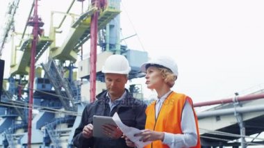 Sabit şapka işçi endüstriyel ortamda sohbet