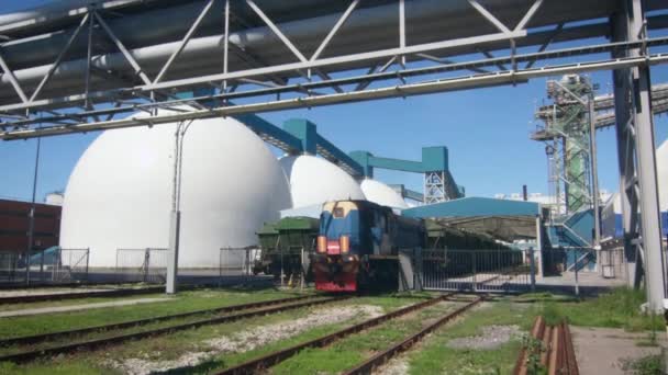 Tren de carga diesel industrial en la estación de tren — Vídeos de Stock