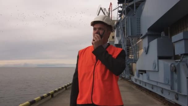 Manager is met behulp van twee Way Radio in lading Harbor Site. — Stockvideo