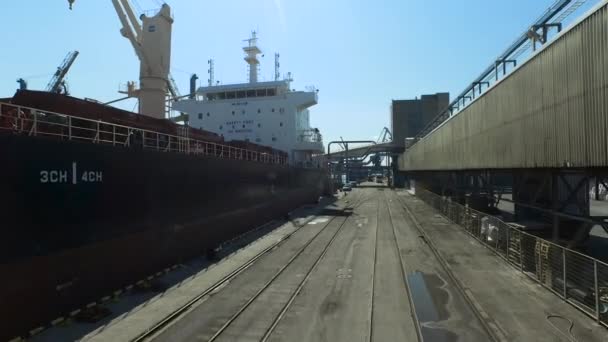 Aerial Drone Shot of Big Ship en Cargo Harbor — Vídeos de Stock