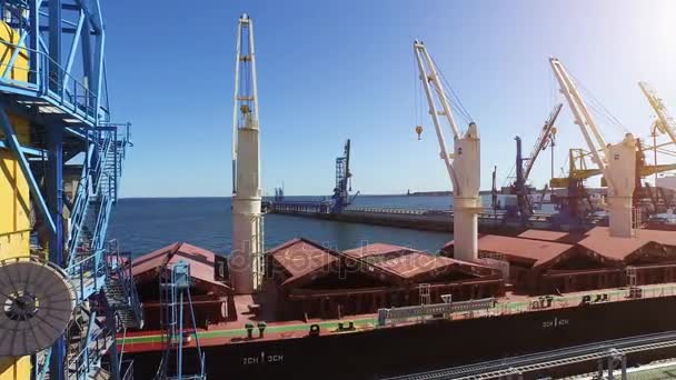 貨物港に大きな船の空中ドローン ショット — ストック動画