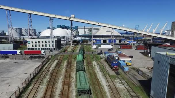 Luchtfoto Drone schot van treinstation met bewegende goederentrein — Stockvideo