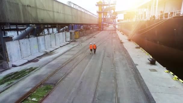 Tiro aéreo de personas caminando en el puerto de carga — Vídeo de stock