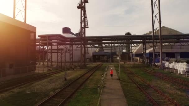 Luftaufnahme des Güterbahnhofs bei Sonnenuntergang — Stockvideo