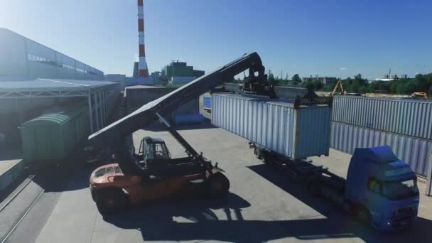 Luchtfoto van de Container Handler werken. — Stockvideo