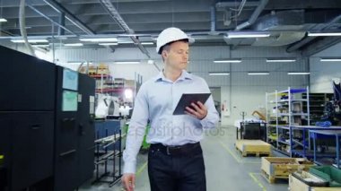 Mühendisidir kask içinde yürüyüş yoluyla fabrika