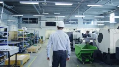 Fabrika ile yürüyüş ve bir işçi tebrik mühendisidir sert şapkalı