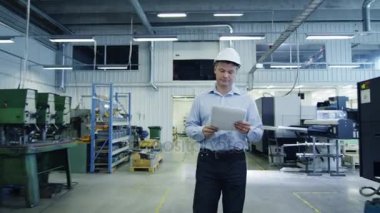 Mühendisidir kask içinde yürüyüş yoluyla fabrika.