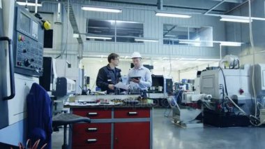 Mühendis içinde kask ve fabrika işçisi vardır Talking hakkında Blueprint