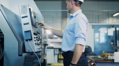 Cnc Torna Makinesi ayar ve kontrol zamanında fabrika mühendisidir