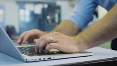 Laptop endüstriyel ortamda Typing mühendisidir
