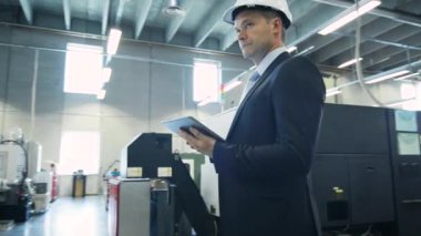 Tablet Pc kullanarak endüstriyel ortamda işadamıdır