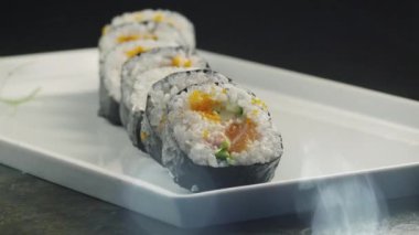 Suşi Roll plaka üzerinde Japonca restoranda dilimlenmiş