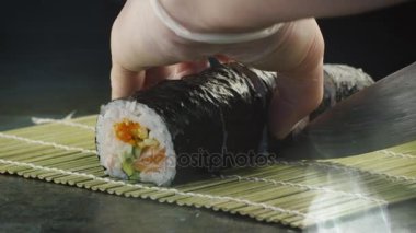 Japanese Restaurant suşi Roll Dilimleme profesyonel aşçı olduğunu