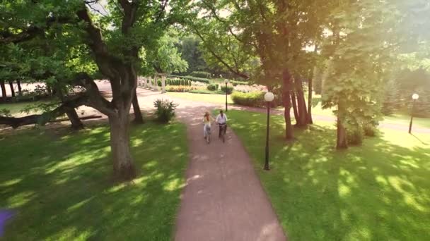 Quelques vélos d'équitation dans le parc. Prise de vue aérienne . — Video