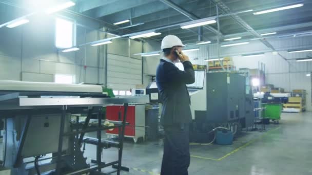 Zakenman aan de telefoon op Factory — Stockvideo