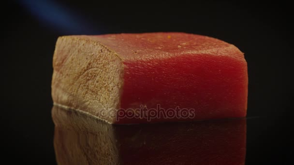 Chef profissional preparando filé de atum cozido no restaurante japonês — Vídeo de Stock