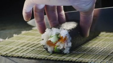 Japanese Restaurant suşi Roll Dilimleme profesyonel aşçı olduğunu