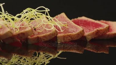 Şef süsleme ton balığı filetosu suşi Japon restoranında içinde olduğunu