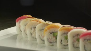 Şef garnitür dilimlenmiş suşi rulo Japonca plaka üzerinde olduğunu