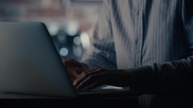 Kafede dizüstü bilgisayar kullanarak