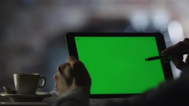 Kalemi kullanarak Tablet kafede yeşil ekran