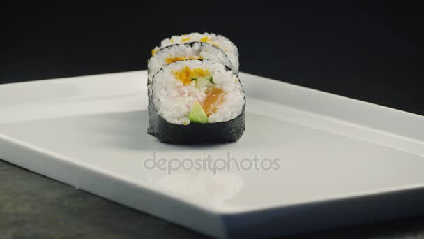 Sirviendo Sushi Maki en Restaurante Japonés — Vídeo de stock