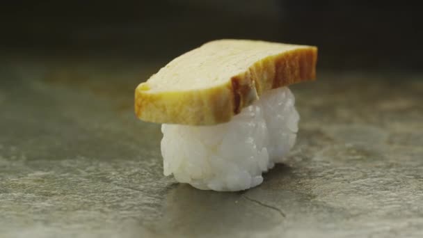 Chef Preparando Sushi con Tamago en Restaurante Japonés — Vídeos de Stock