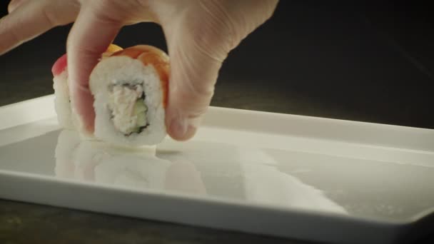 Som serverar Sushi japansk restaurang — Stockvideo