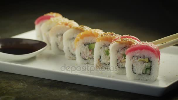 Het eten van Sushi Roll in Japans Restaurant — Stockvideo